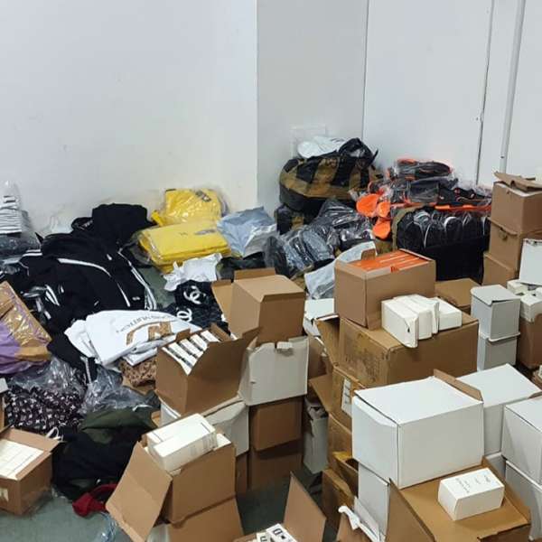 Bunuri ce pot aduce atingere dreptului de proprietate intelectuală, în valoare de peste 400.000 de lei, descoperite la P.T.F. Giurgiu