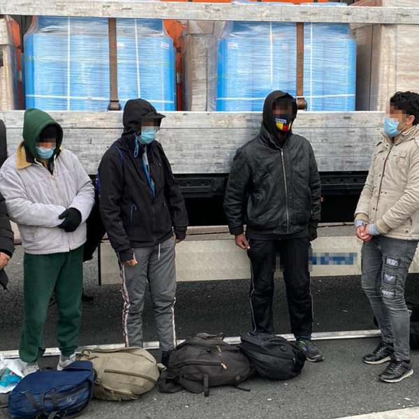 Unsprezece cetăţeni din Afganistan, depistați ascunşi în două TIR-uri la PTF Nădlac II