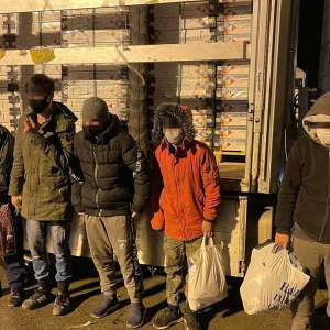 Unsprezece cetăţeni din Afganistan, depistați ascunşi în două TIR-uri la PTF Nădlac II