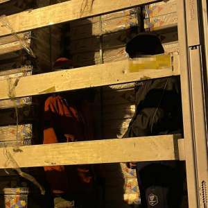 Unsprezece cetăţeni din Afganistan, depistați ascunşi în două TIR-uri la PTF Nădlac II