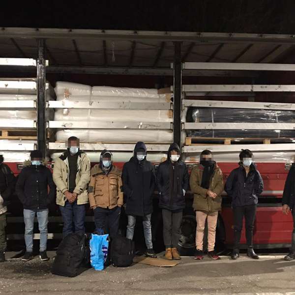 Nouă cetăţeni străini, depistaţi ascunşi într-un automarfar încărcat cu textile
