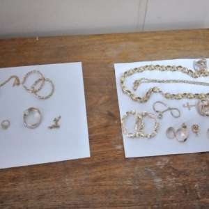 Bunuri susceptibile a fi contrafăcute și bijuterii din aur fără documente legale,  confiscate de polițiștii de frontieră