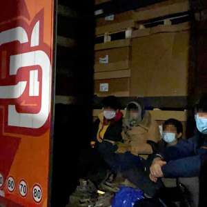 Şapte cetăţeni din Afganistan, depistați ascunşi într-un automarfar  la PTF Nădlac II