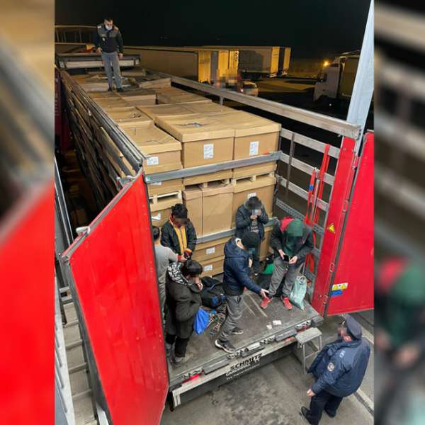 Şapte cetăţeni din Afganistan, depistați ascunşi într-un automarfar la PTF Nădlac II