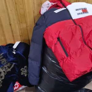 Bunuri susceptibile a fi contrafăcute în valoare de peste 300.000 lei, descoperite de poliţiştii de frontieră de la P.T.F. Vama Veche, ascunse într-un microbuz