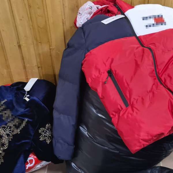 Bunuri susceptibile a fi contrafăcute în valoare de aproximativ 30.000 lei, descoperite de poliţiştii de frontieră de la P.T.F. Vama Veche, ascunse într-un microbuz
