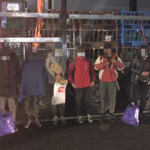 Cincisprezece cetăţeni din Afganistan, depistați ascunşi în două TIR-uri la PTF Nădlac II