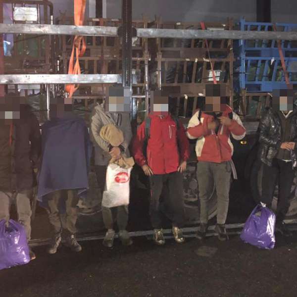 Cincisprezece cetăţeni din Afganistan, depistați ascunşi în două TIR-uri la PTF Nădlac II
