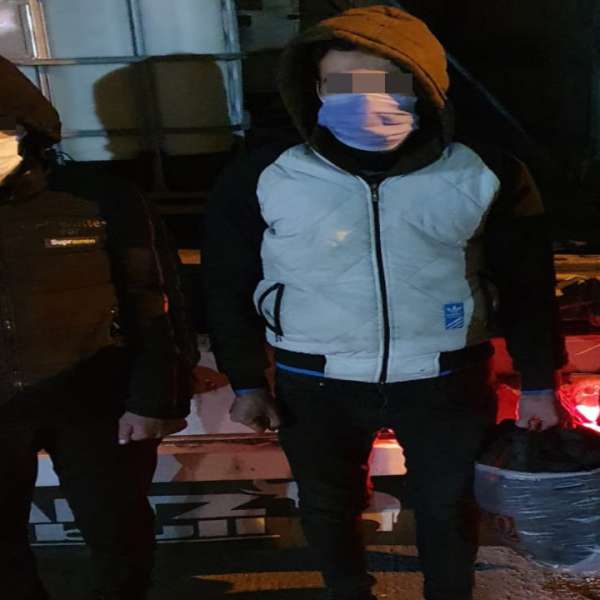 Doi cetățeni din Siria, descoperiți ascunși într-un autocamion încărcat cu adeziv, la P.T.F. Giurgiu