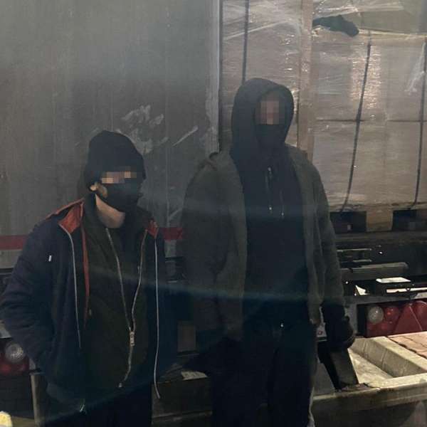 Doi tineri din Irak şi Libia, depistați ascunşi  într-un camion la P.T.F. Nădlac II