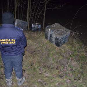 Aproximativ 6.000 de pachete de țigări de contrabandă, descoperite de polițiștii de frontieră botoșăneni