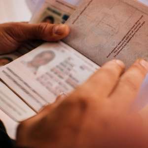 Trei cărţi de identitate româneşti false, descoperite de poliţiştii de frontieră ieşeni