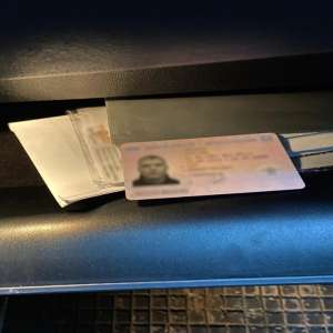 Permis de conducere fals, ascuns în torpedoul unui microbuz, descoperit de poliţiştii de frontieră ieşeni