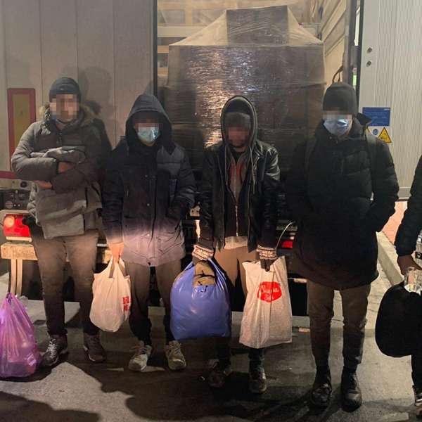 Treisprezece cetăţeni din Afganistan, depistați ascunşi în două TIR-uri la PTF Nădlac II