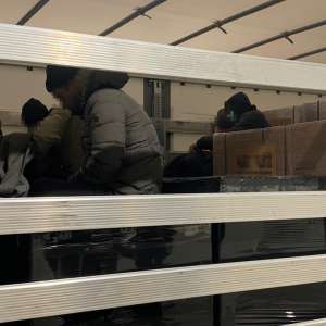 Treisprezece cetăţeni din Afganistan,  depistați ascunşi în două TIR-uri la PTF Nădlac II