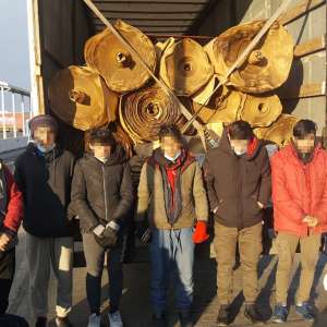 Treisprezece cetăţeni din Afganistan,  depistați ascunşi în două TIR-uri la PTF Nădlac II