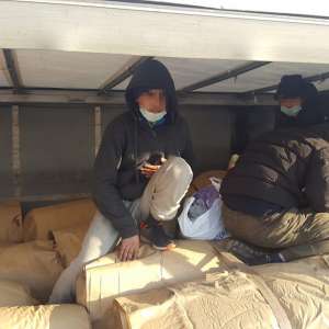 Treisprezece cetăţeni din Afganistan,  depistați ascunşi în două TIR-uri la PTF Nădlac II