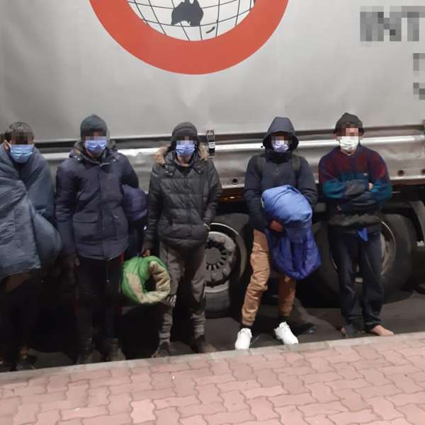 Nouă cetăţeni din Afganistan şi Maroc, depistați la graniţa cu Ungaria