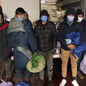 Nouă cetăţeni din Afganistan şi Maroc, depistați la graniţa cu Ungaria