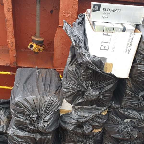 Țigări de contrabandă, descoperite la bordul unei nave în Portul Constanța Sud Agigea cu sprijinul câinelui poliţist Pobaza