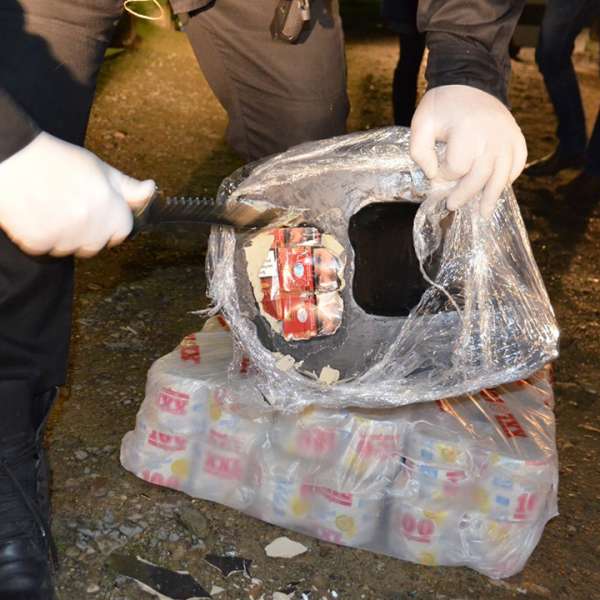 Mii de pachete cu ţigări de contrabandă descoperite ascunse în ornamente din ceramică de către poliţia de frontieră
