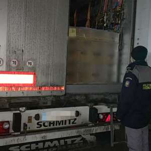 Camion încărcat cu peste 9.000 litri de alcool susceptibil a fi contrafăcut, descoperit la P.T.F. Giurgiu