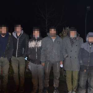 Doi români reţinuţi pentru 24 ore pentru călăuzirea a opt cetăţeni afgani