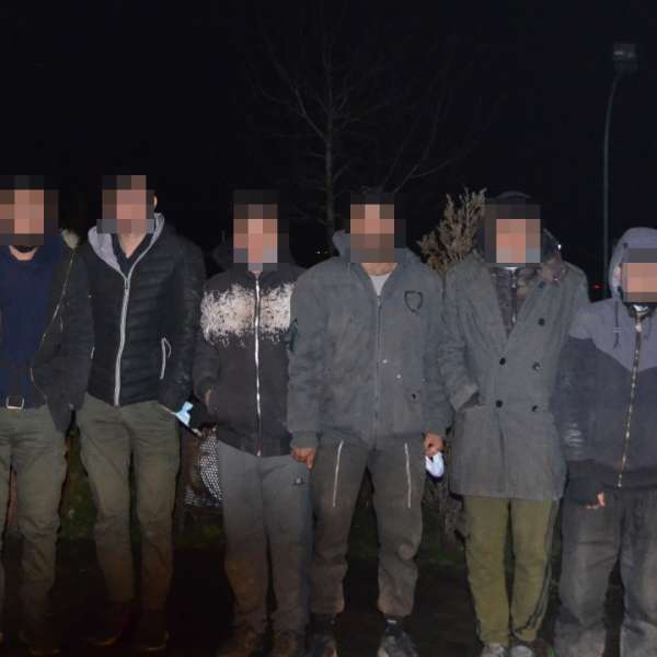 Doi români reţinuţi pentru 24 ore pentru călăuzirea a opt cetăţeni afgani