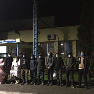 Cincisprezece cetăţeni străini depistaţi ascunşi printre anvelope,  la P.T.F. Vărşand