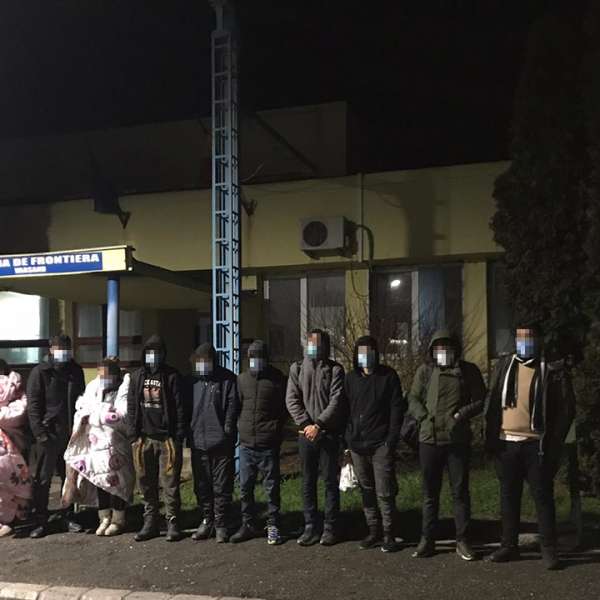 Cincisprezece cetăţeni străini depistaţi ascunşi printre anvelope,  la P.T.F. Vărşand