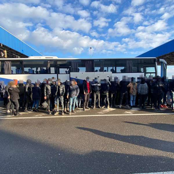 68 de cetăţeni străini, depistați ascunşi într-un automarfar la PTF Nădlac II - Csanadpalota