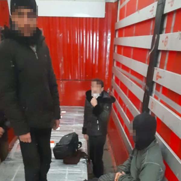 Şaisprezece cetăţeni din Afganistan, Pakistan, Camerun şi Coasta de Fildeş, depistați de polițiștii de frontieră arădeni