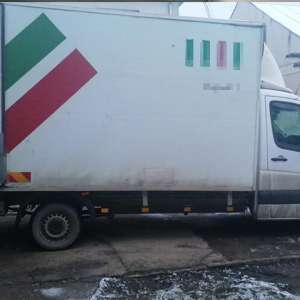 Peste 17.000 pachete cu ţigări ascunse în peretele dublu al unei mașini