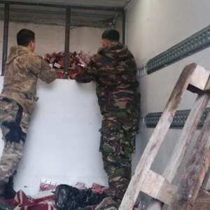 Peste 17.000 pachete cu ţigări ascunse în peretele dublu al unei mașini