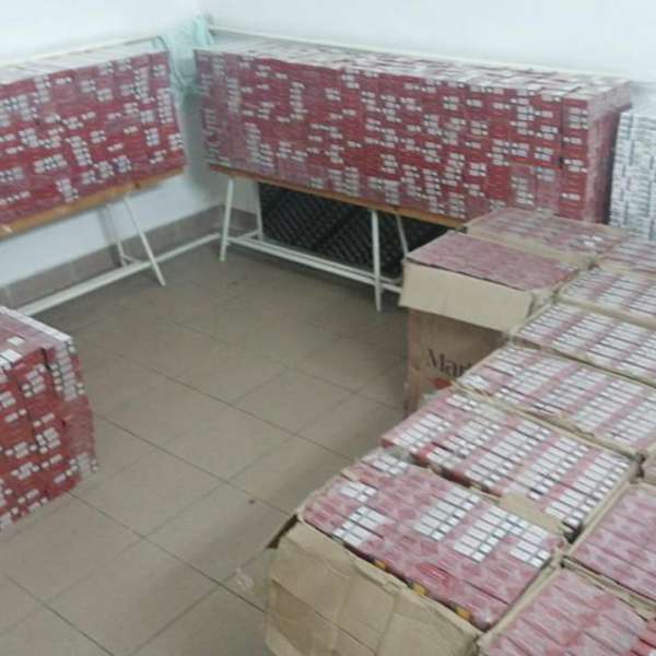 Peste 17.000 pachete cu ţigări ascunse în peretele dublu al unei mașini
