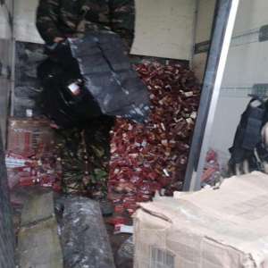 Peste 17.000 pachete cu ţigări ascunse în peretele dublu al unei mașini