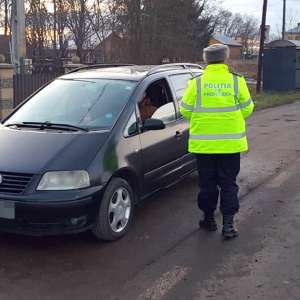 Tânăr aflat la volan, fără a avea dreptul de a conduce