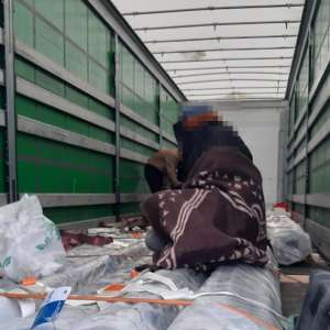 Douăzeci şi unu de cetăţeni străini care intenţionau să treacă ilegal frontiera, depistați de poliţiştii de frontieră din judeţul Arad