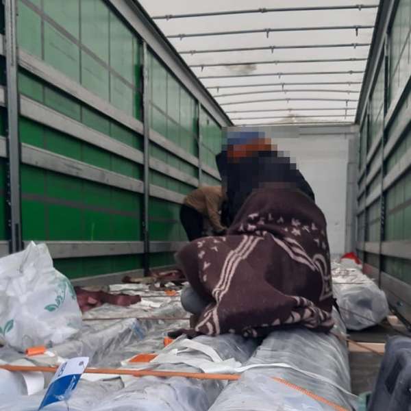 Douăzeci şi unu de cetăţeni străini care intenţionau să treacă ilegal frontiera, depistați de poliţiştii de frontieră din judeţul Arad