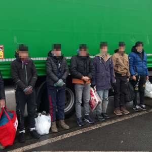 Douăzeci şi unu de cetăţeni străini care intenţionau să treacă ilegal frontiera, depistați de poliţiştii de frontieră din judeţul Arad