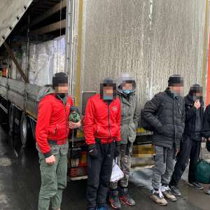 Douăzeci şi unu de cetăţeni străini care intenţionau să treacă ilegal frontiera, depistați de poliţiştii de frontieră din judeţul Arad