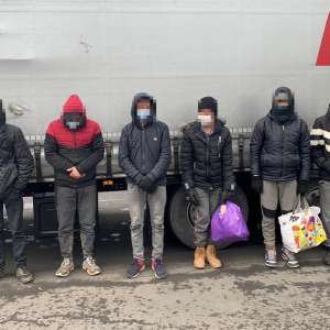 31 cetăţeni străini, ascunși în automarfare, depistați de poliţiştii de frontieră din judeţul Bihor și Arad