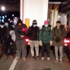 31 cetăţeni străini, ascunși în automarfare, depistați de poliţiştii de frontieră din judeţul Bihor și Arad