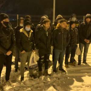 31 cetăţeni străini, ascunși în automarfare, depistați de poliţiştii de frontieră din judeţul Bihor și Arad