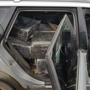 Autoturism burdușit cu ţigări de contrabandă, reținut cu focuri de armă