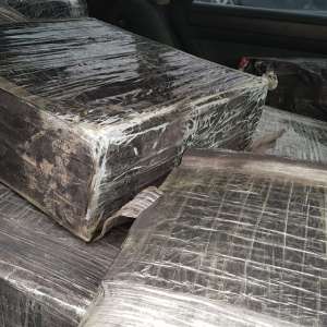 Autoturism burdușit cu ţigări de contrabandă, reținut cu focuri de armă