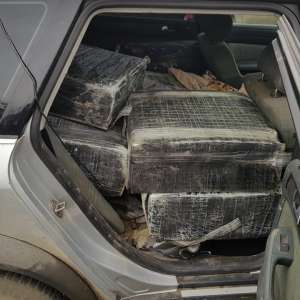 Autoturism burdușit cu ţigări de contrabandă, reținut cu focuri de armă