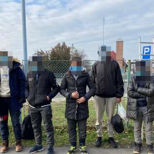 18 cetăţeni străini, ascunși în automarfare, depistați de poliţiştii de frontieră din judeţele  Bihor și Arad