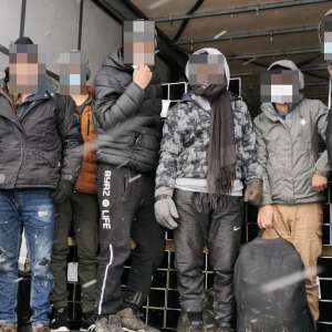 18 cetăţeni străini, ascunși în automarfare, depistați de poliţiştii de frontieră din judeţele  Bihor și Arad