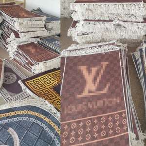 Covoare şi seturi de baie în valoare de peste 585.000 lei, susceptibile a fi contrafăcute, confiscate la P.T.F. Giurgiu